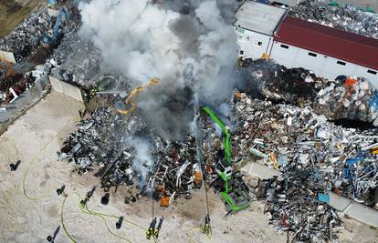 Pogledajte fotografije iz zraka: Više od 30 vatrogasaca gasilo požar na odlagalištu otpada
