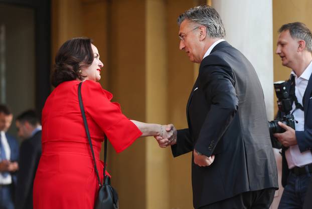 Zagreb: Dolazak uzvanika na svečani koncert u HNK