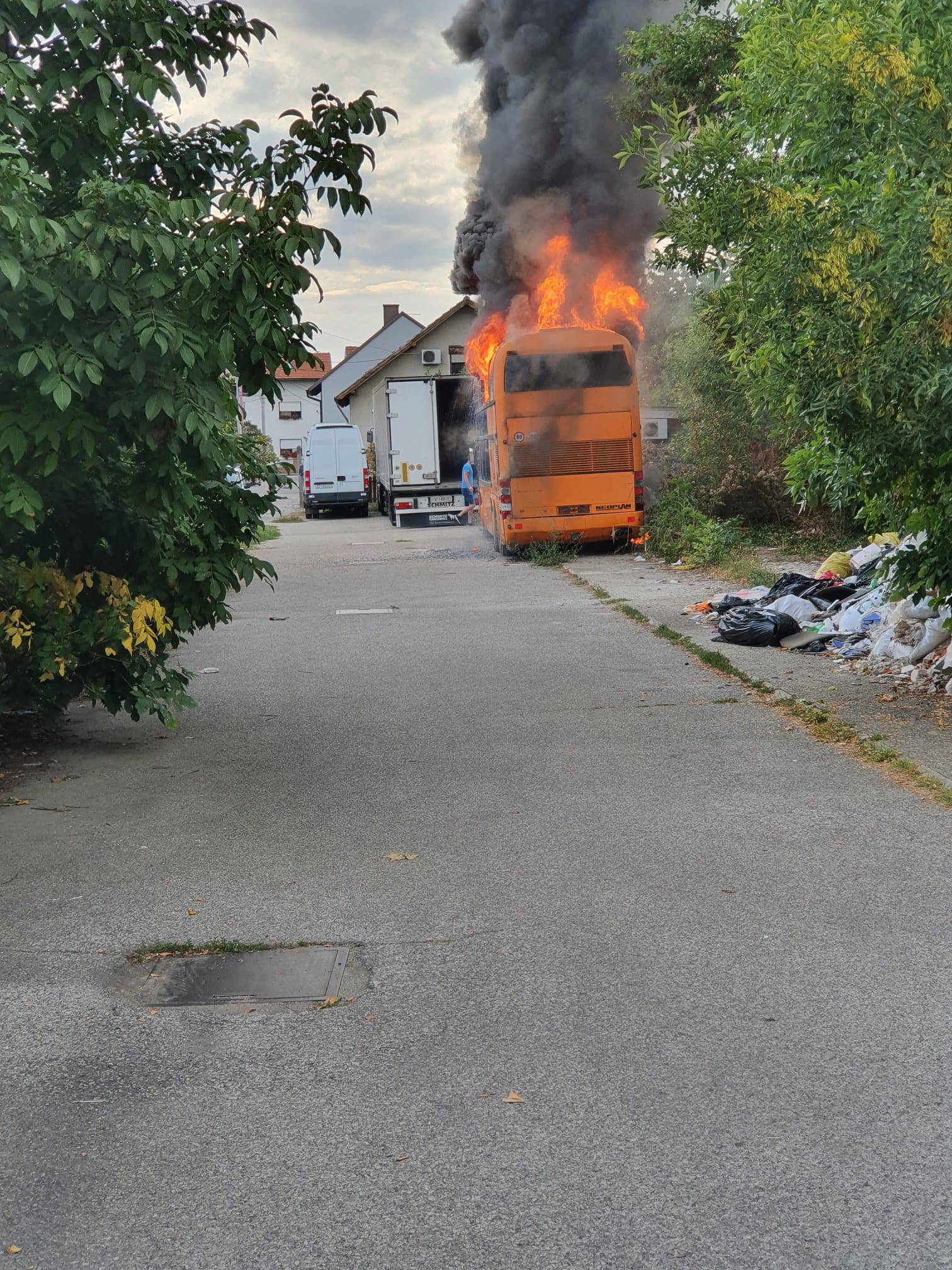 VIDEO Zapalio se stari autobus u Dubravi: 'Odjednom se nadvio jako gusti crni dim, strašno...'