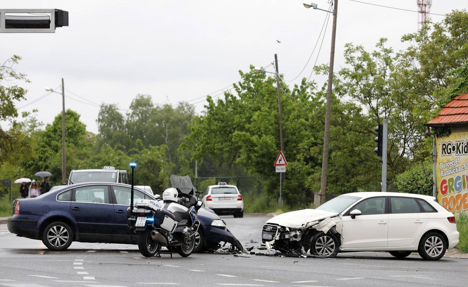 Troje ljudi prevezli u bolnicu nakon sudara dva automobila