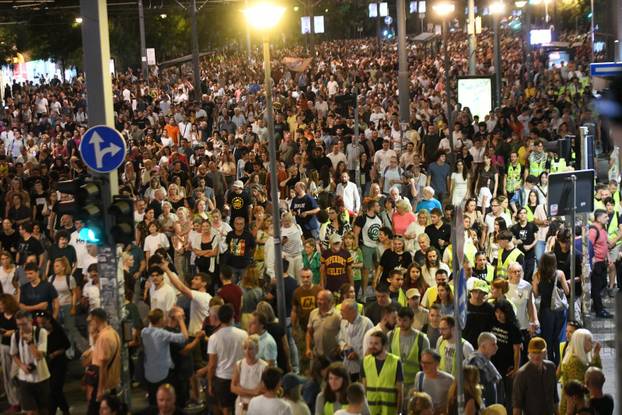 Beograd: Komemorativna šetnja povodom 10 mjeseci od pada nadstrešnice na željezničkoj stanici u Novom Sadu