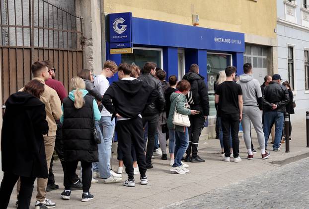 Samobor: Ljudi čekaju u redu ispred Ghetaldusa za karte za Thompsonov koncert