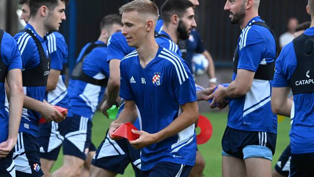 Stojković na prvom treningu s Dinamom, Jakirović upoznavao momčad s kapetanom Livijem