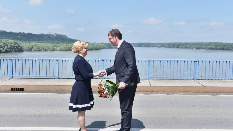 FOTO Kolinda je dočekala Vučića na mostu. Evo što kaže o pobjedi Studentske liste u Srbiji