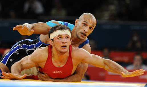 Osvojio je zlato na Olimpijskim igrama u Ateni, plasirao se na OI u Parizu, pa doživio peh