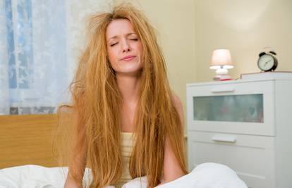 Evo kako si tijekom spavanja mrsite, lomite i uništavate kosu