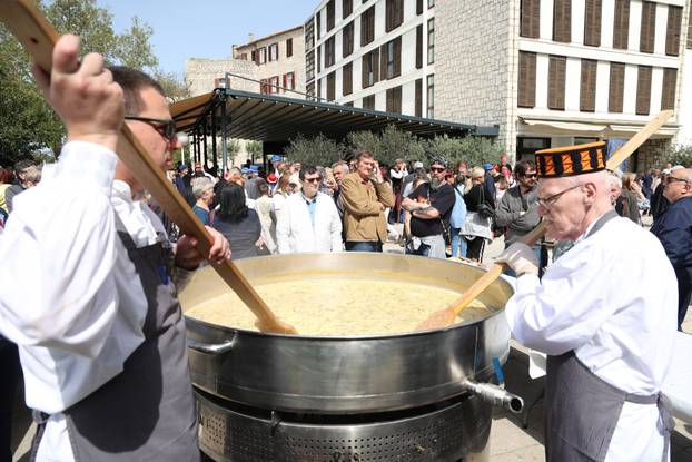 Šibenik: Podjela hrane na uskršnji ponedjeljak