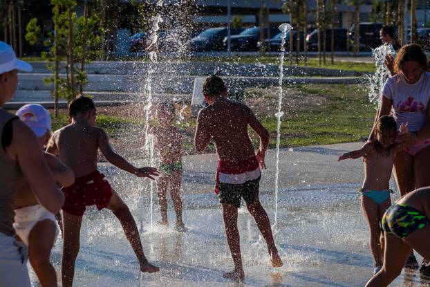 Split: Ljetni ugođaj na novouređenoj plaži Žnjan