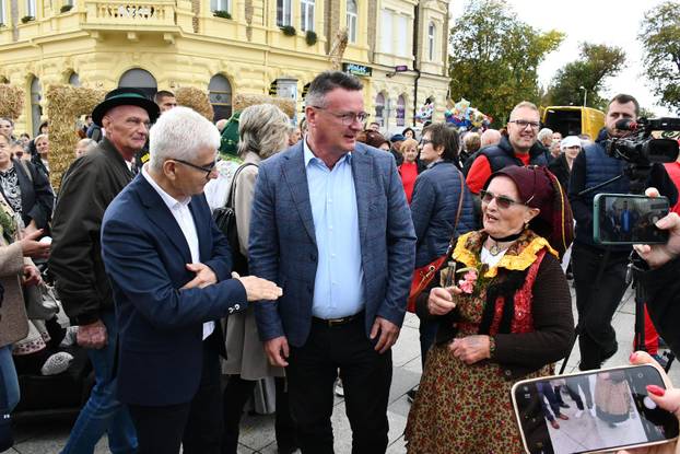 FOTO Slavonski Brod oborio rekord: Na Pogačafestu ispekli pogaču dugačku 20 metara!