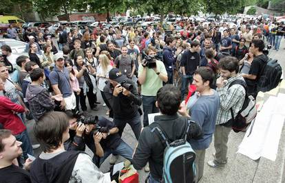 Zagreb: Oko 300 studenata izviždalo je dekana FER-a