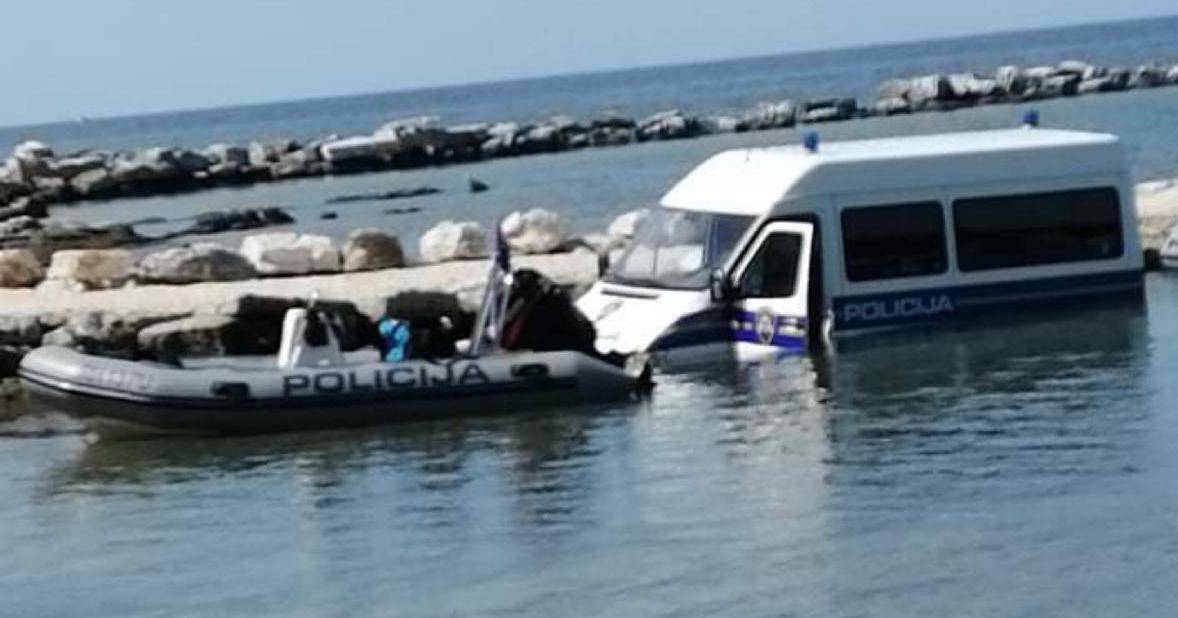 VIDEO Policijski kombi u moru: Izvlačili gumenjak pa se okupali