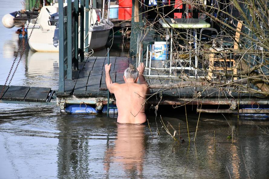 Slavonski Brod: Zvonimir Karadža Kara i ove se godine na Silvestrovo okupao u hladnoj Savi