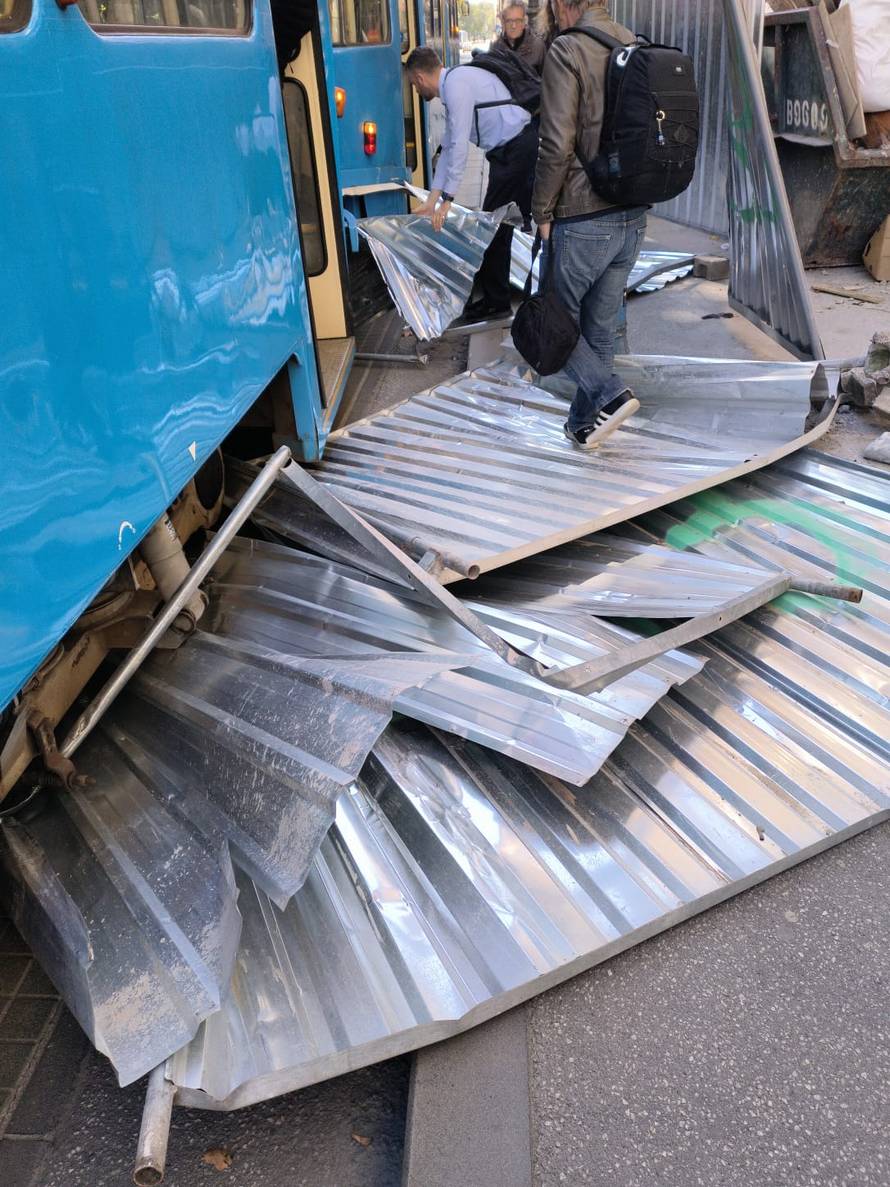 Vjetar srušio ogradu u centru Zagreba i bacio pod tramvaj: 'Putnici su izvlačili lim'