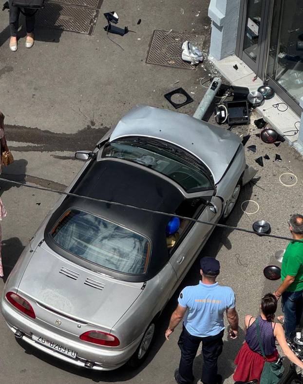 BIZARNO! Vozač auta zabio se u izlog u Zagrebu. Imao je kacigu?