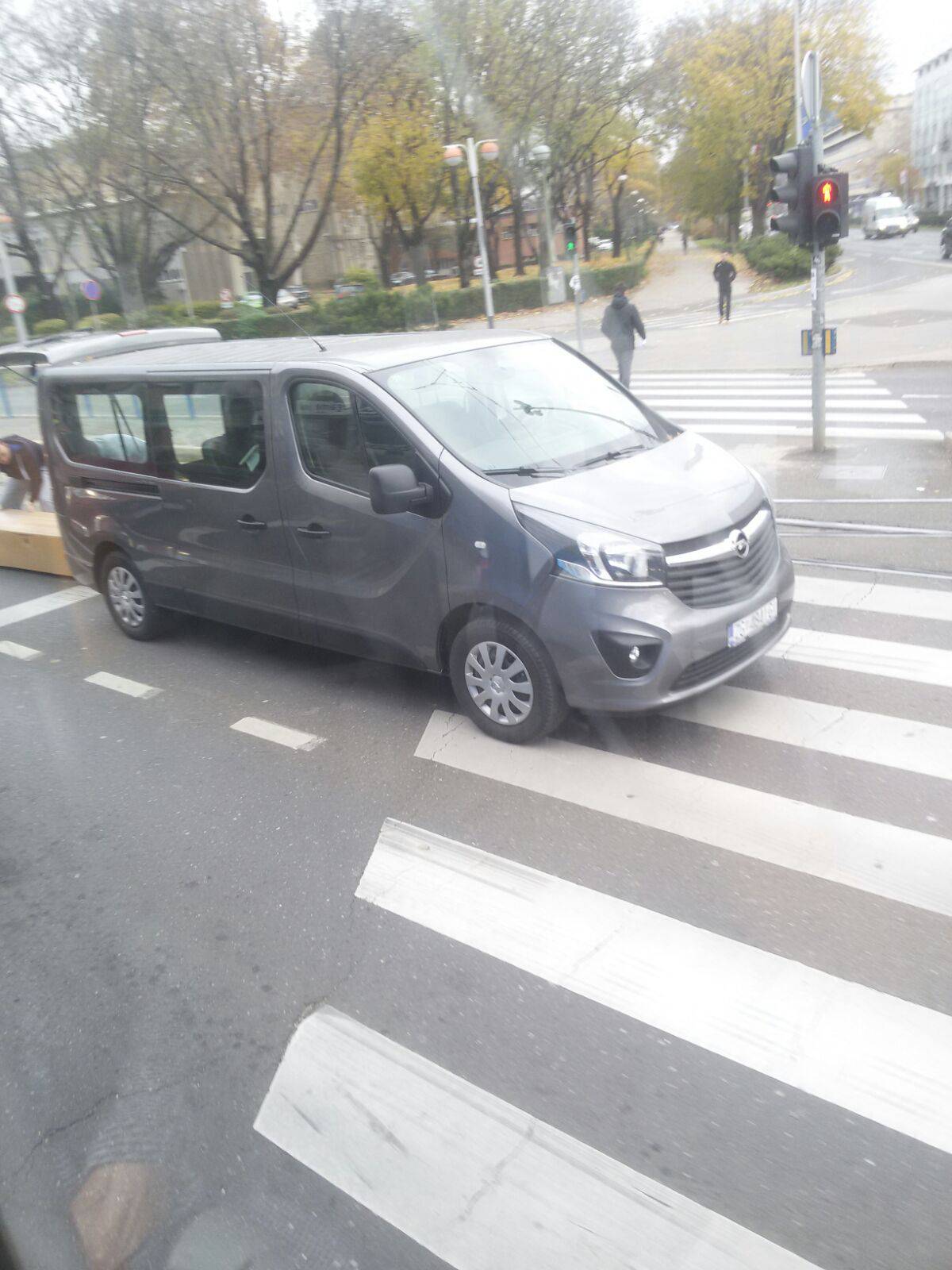 Iz kombija im ispao ormar  nasred prometnog raskrižja u Zagrebu