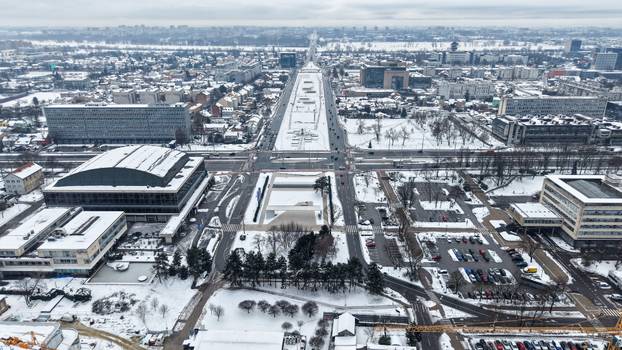 Pogled iz zraka na centar Zagreba prekriven snijegom