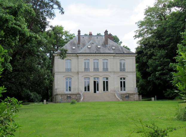 Lagerfeld's "Villa Louveciennes" near Paris is auctioned off