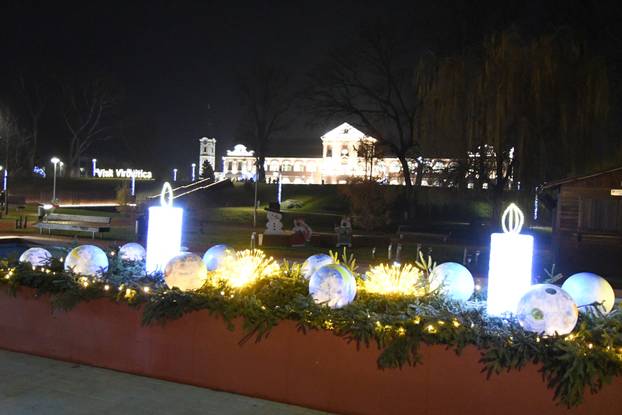 Virovitica: Središte grada sjaji  u blagdanskom ozračju jer traje manifestacija Advent u Virovitici
