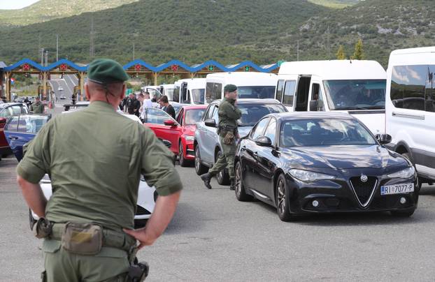Navijači Rijeke na izlazu Dugopolje uz policijsku pratnju nastavljaju prema Poljudu