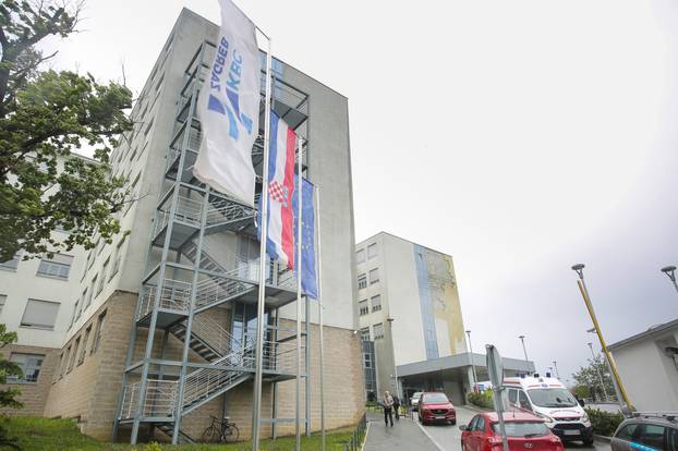 Zagreb: Udari olujnog vjetra noÄas su odlomili ploÄe na fasadi zgrade KBC Zagreb - Rebro