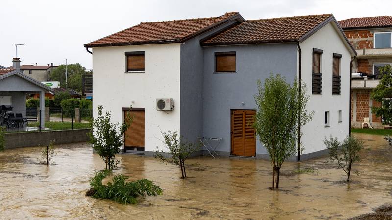 Strašne scene iz Istre: Kuće i ceste poplavljene nakon oluje!