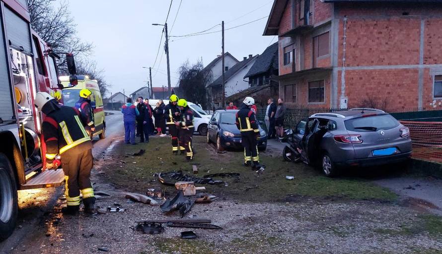 FOTO Dvoje ozlijeđenih u sudaru automobila kraj Siska