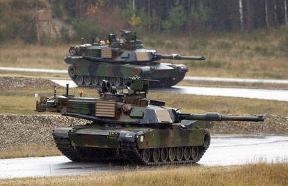 Rusi na Krim šalju borbene avione, SAD šalje tenkove