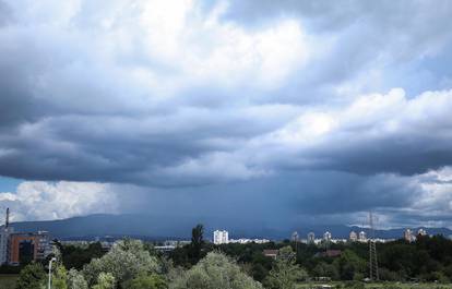 FOTO Pogledajte tmurne oblake iznad Zagreba: Prekrili su cijeli grad, sprema se nevrijeme