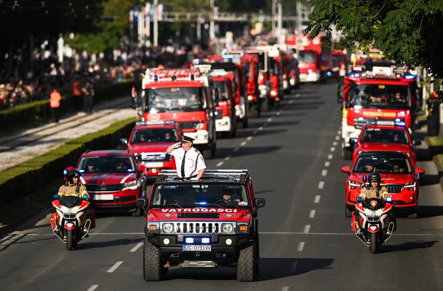 Zagreb: Vatrogasci na svečanom mimohodu povodom 30. obljetnice VRO Oluja