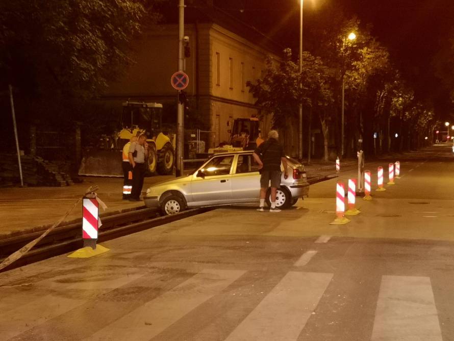 Zagreb: Auto na tračnicama