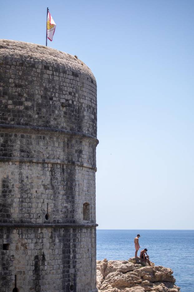 Dubrovnik: Turističke gužve u gradu i spas od vrućine u moru