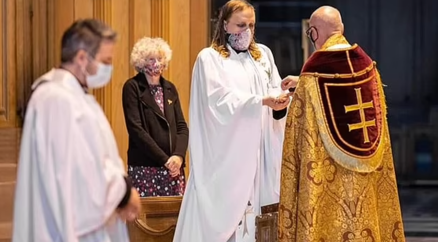 Bingo je nebinarni svećenik koji ima troje djece i ruši tabue: 'Isus voli svjetlucavo sjenilo'