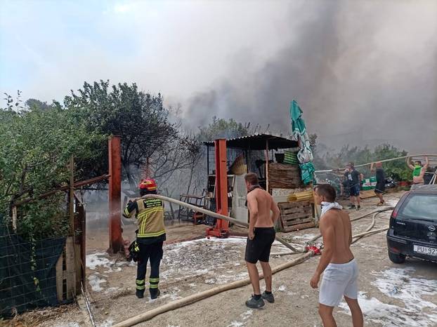 Scene užasa iz Pule: Vatra je gutala sve pred sobom, hrabri građani pomagali vatrogascima