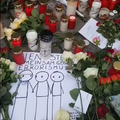 Obitelji žrtava ostavljaju cvijeće na mjestu terorističkog napada