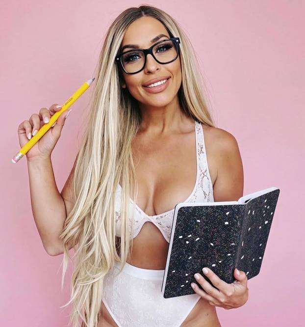 FOTO Učiteljica dobila otkaz jer 'pokazuje previše'. I dalje dijeli ocjene, ali za 'izvedbu'