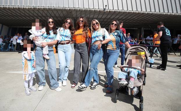 FOTO Armada pripremila 'kolo sreće', supruge igrača pozirale, navijači bez ulaznice na brdu!