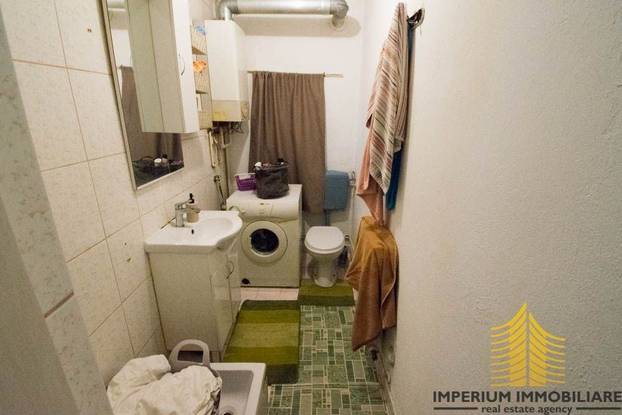 FOTO TV gledate iznad frižidera! Tu je i perilica. Stančić od 25m2 prodaju u Zagrebu. Evo cijene...