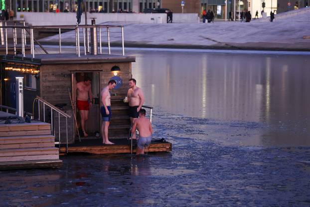 Oslo: Kupači uživaju u kupanju u zaljevu Oslofjord unatoč niskim temperaturama