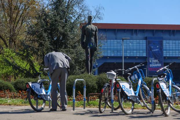 Zagreb: Na Uskrs osvanuli pofarbani testisi Bacača diska 