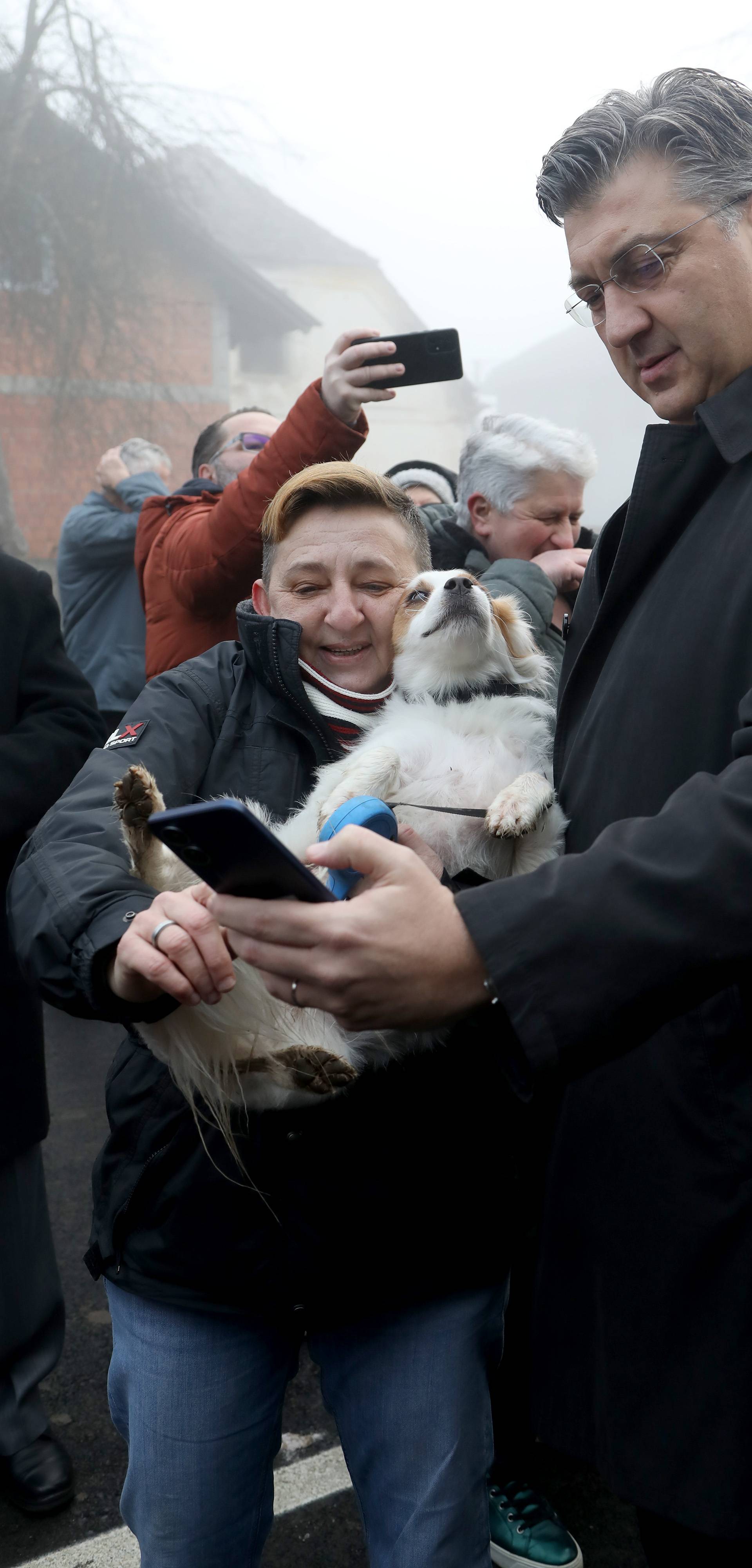 Andrej Plenković u obilasku Gline fotografirao se s psom i njegovom vlasnicom