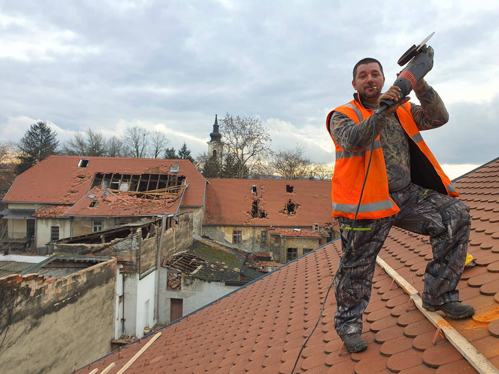 Tri lovca, dva bajkera i prijatelj iz sela: 'Rušim dimnjak - drma, spuštam se - drma. Dosta više'