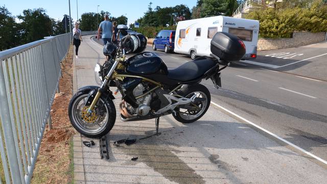 Polukružno se okretao autom te je udario motociklista