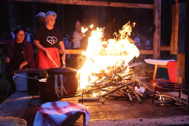 FOTO Dani komina, pure i brozina: Tijarica proslavila dane tradicije unatoč lošem vremenu