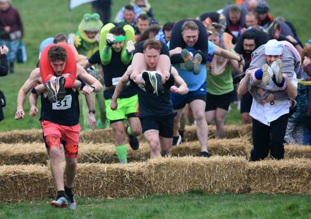 Utrka nošenja supruga u Dorkingu