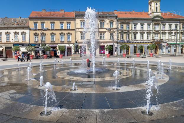 Osijek: Bijeg od vrućina mnogi su tražili u hladu, a najmlađi u igri s vodom kod fontane