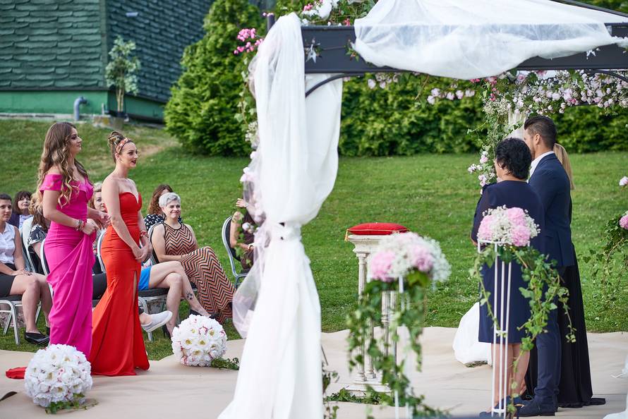 Pale su dvije prosidbe u finalu, a cure ljute: 'Nije bio vrijedan'