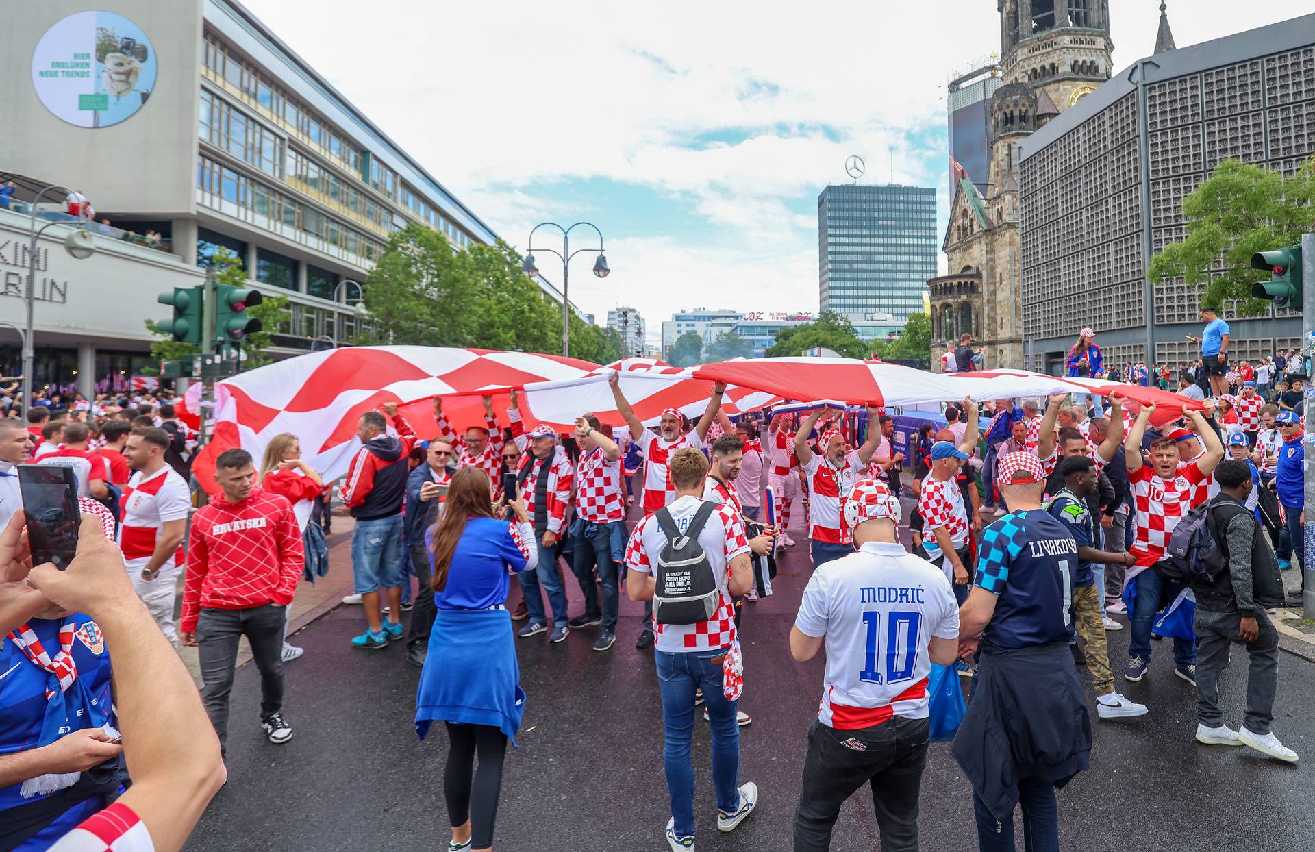 Berlin: Najveća hrvatska zastava prvi put razvijena u punom opsegu