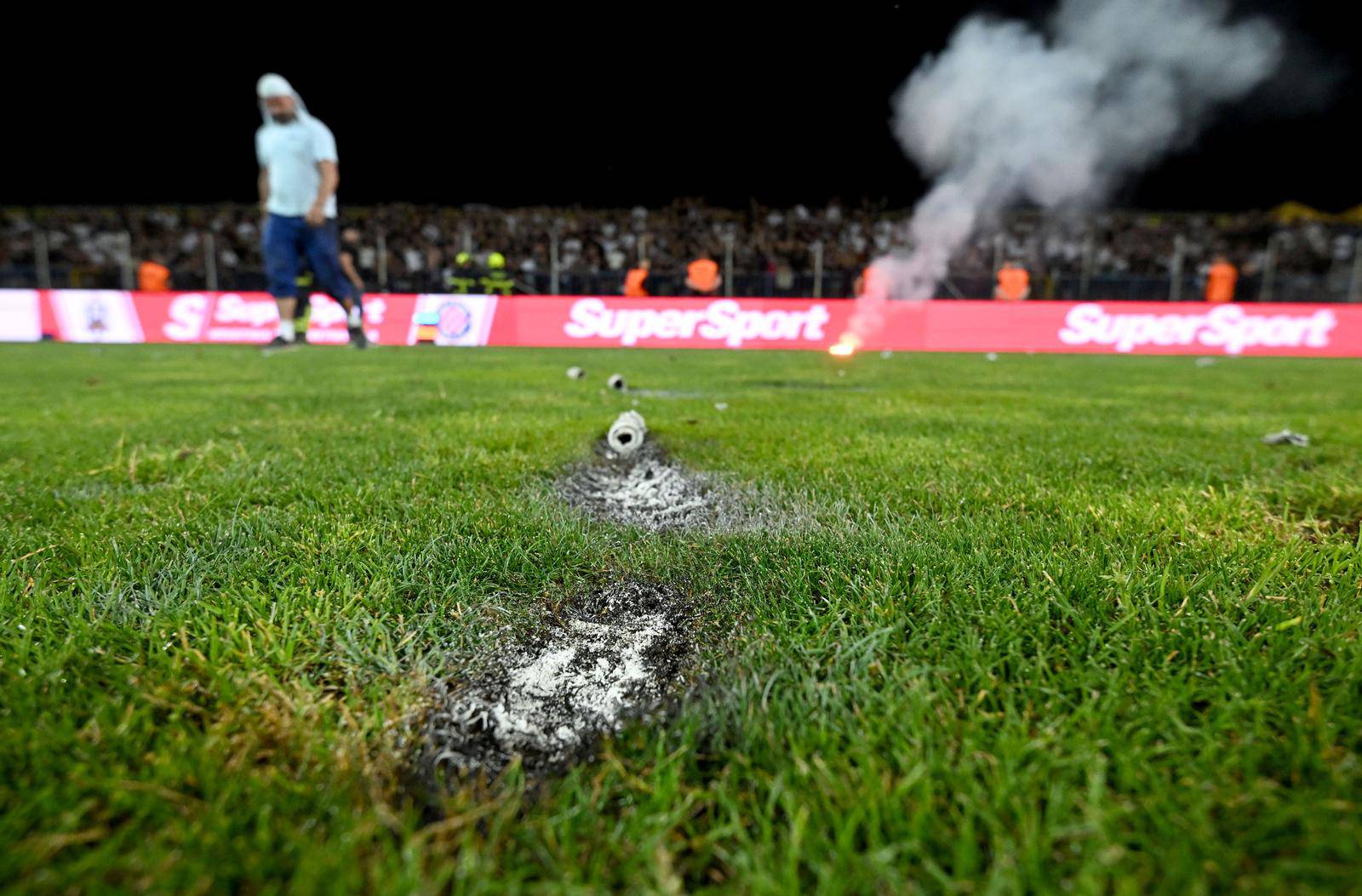 Zagreb: Torcida bakljama zasula teren u Kranjčevićevoj