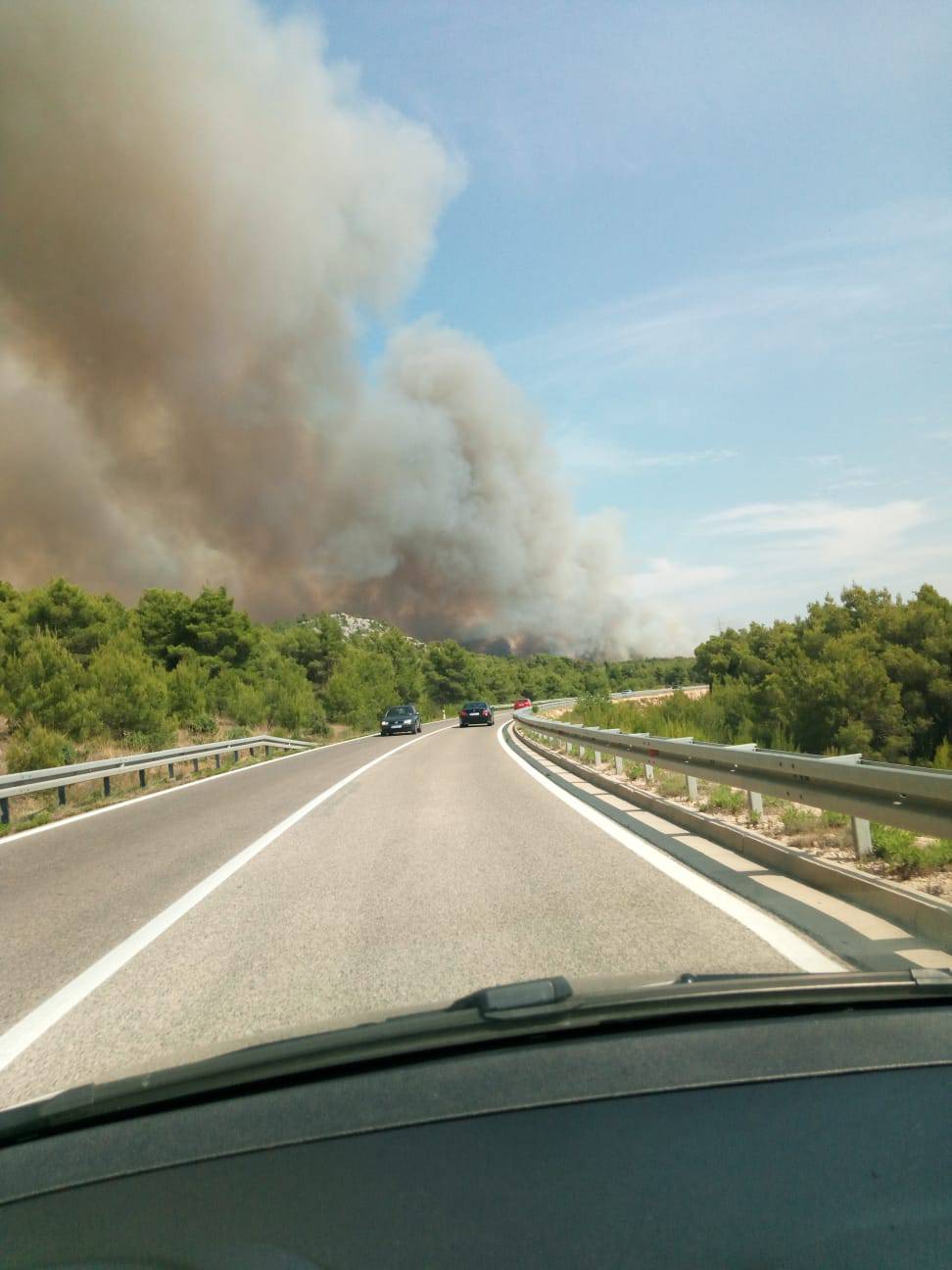 Besana noć pred vatrogascima: Počeli su evakuirati stanovnike