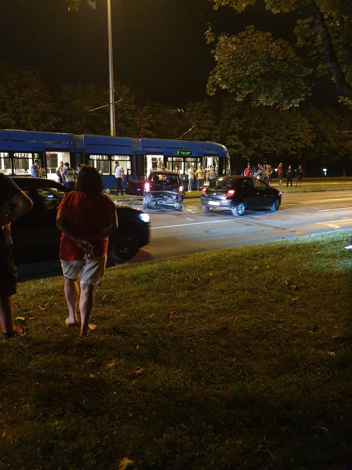 VIDEO Krš i lom u Zagrebu: Auto se odbio od rubnika u tramvaj